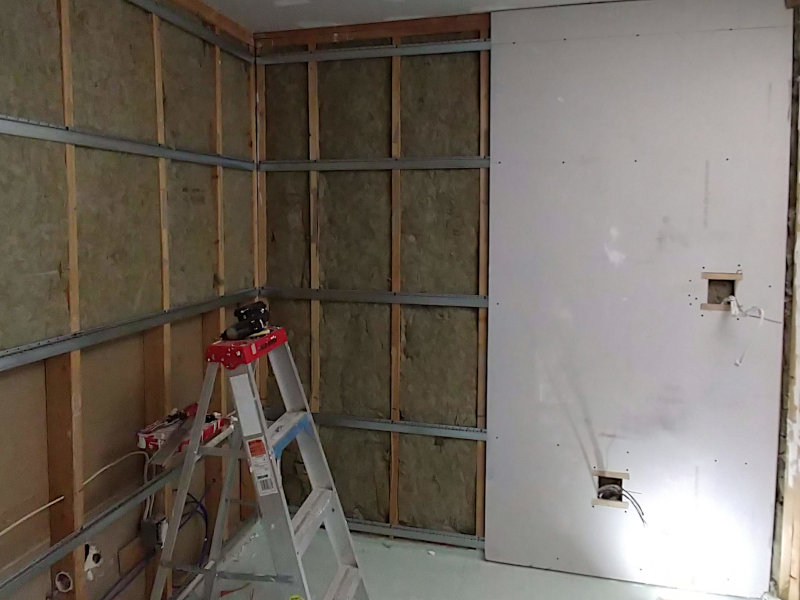 Acoustic decoupling and damping installation